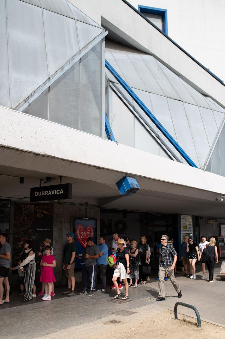 Svi oni su, prema Zakonu o radu koji je stupio na snagu od 1. siječnja ove godine, najavili ranije kako će zatvoriti svoja vrata