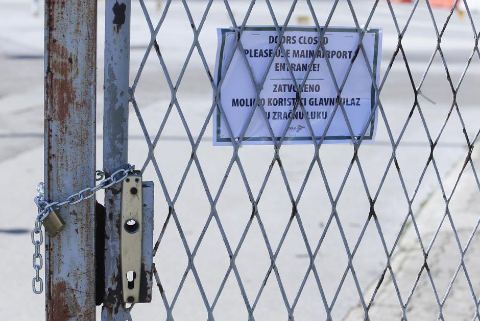 01.04.2015 .,Zagreb .,   Uprava zracne luke Zagreb odlucila je lancem zatvoriti pjecaski prolazi iz naselja Pleso prema zracnoj luci. Stanovnici naselja ogorceni su ovim potezom .  Photo: Zeljko Lukunic/PIXSELL 