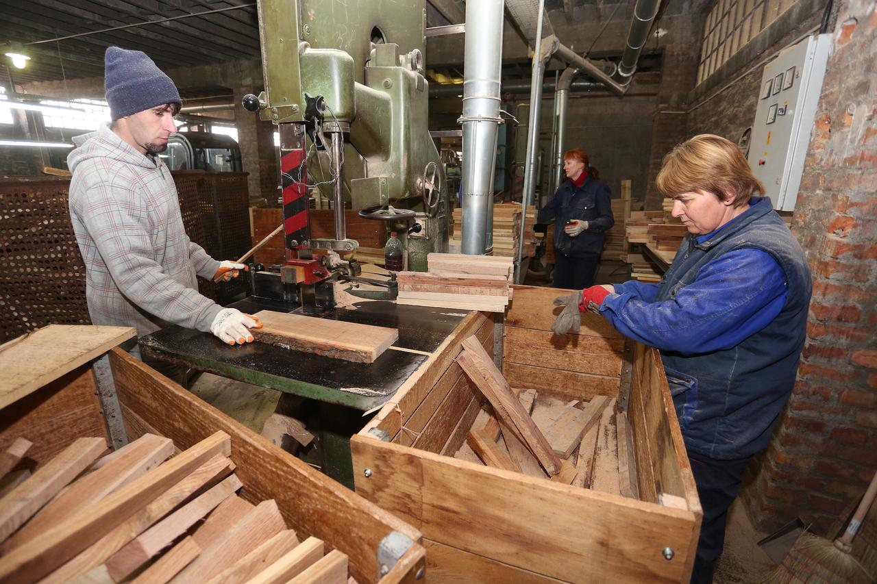 15.03.2017., Karlovac - U drvnoj industriji  bivseg pogona DIP-a koji je u stecaju ponovno je pokrenuta proizvodnja. Trenutno je zaposleno 50-tak radnika.  Zeljko Ratkovic direktor i vlasnik tvrtke Pleksus najavljuje nova zaposljavanja i sirenje proizvodn