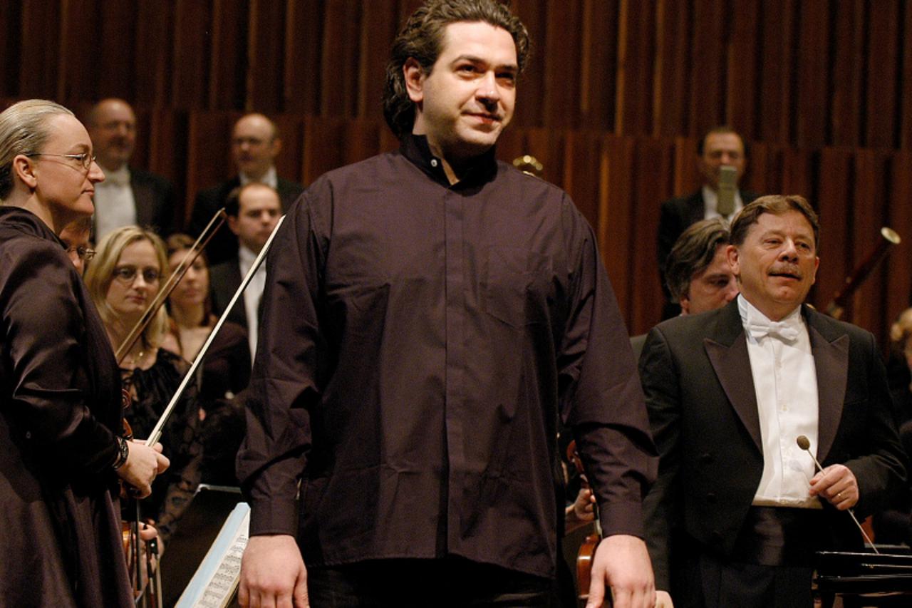 'kul...zgb..14.01.2005 k.d. lisinski-koncert povodom 20 g. filharmonije-lovro pogorelic i vjekoslav sutej snimio:boris scitar'