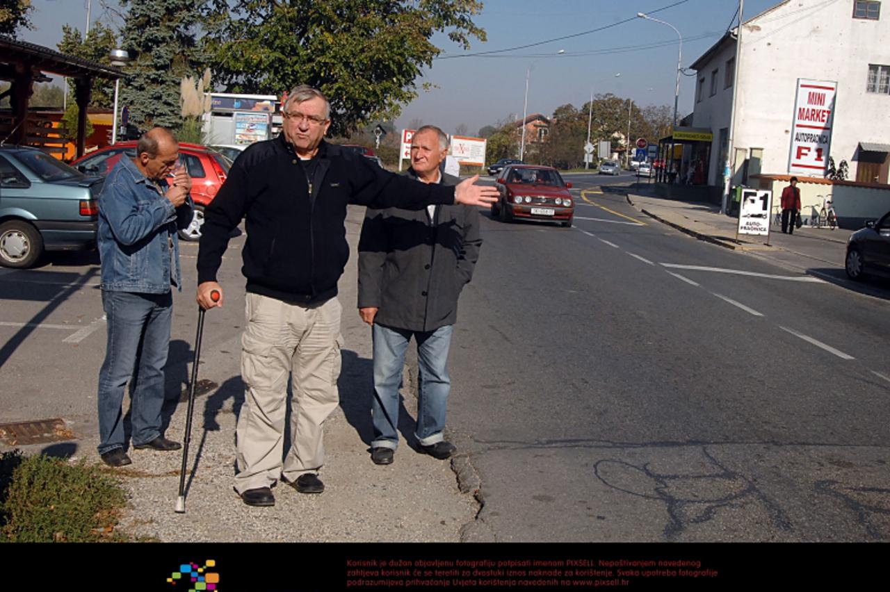 \'18.10.2011., Novo Pracno - Svi mjestani ovog prigradskog naselja potpisali su peticiju kojom traze od HEP-a promjenu trase kabela za Juznu industrijsku zonu. Mijo Miljenovic, Zeljko Jajcinovic i Jos