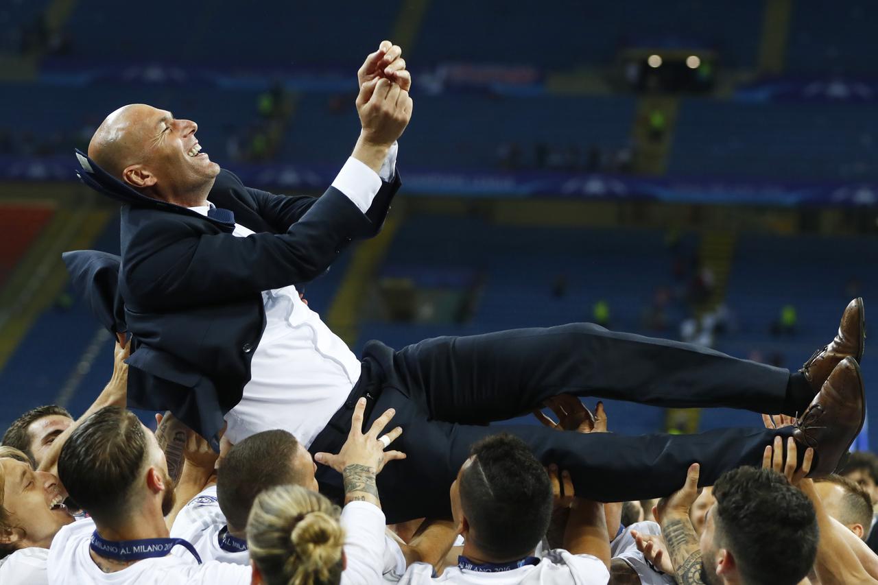 Soccer Football - Atletico Madrid v Real Madrid - UEFA Champions League Final - San Siro Stadium, Milan, Italy - 28/5/16 Real Madrid players give coach Zinedine Zidane the bumps as they celebrate winning the UEFA Champions League Reuters / Kai Pfaffenbach