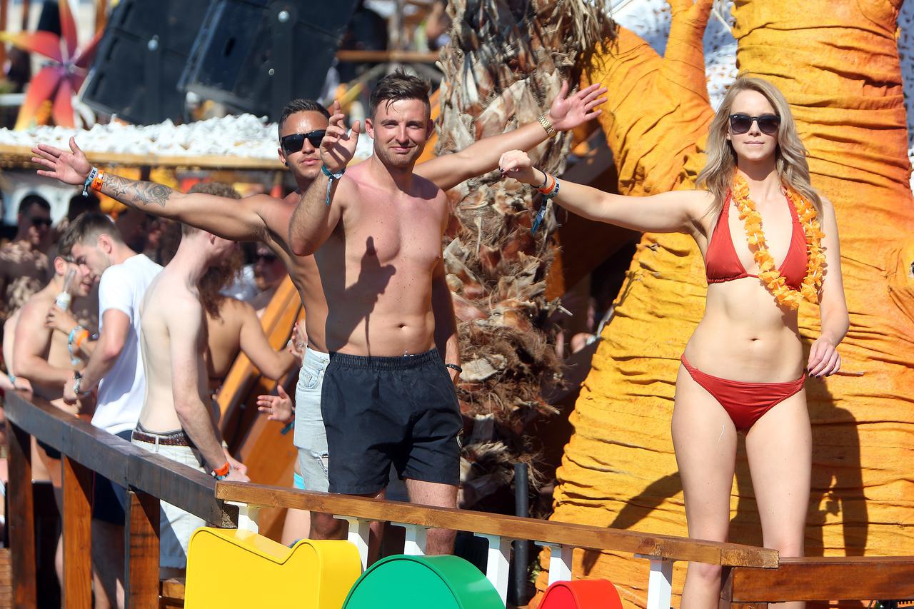 28.06.2015., Novalja - Plaza Zrce, prvi dan Hideout festivala privukao je nekoliko tisuca, ponajvise engleskih turista koji su okupirali sve klubove na plazi. Photo: Dalibor Urukalovic/PIXSELL