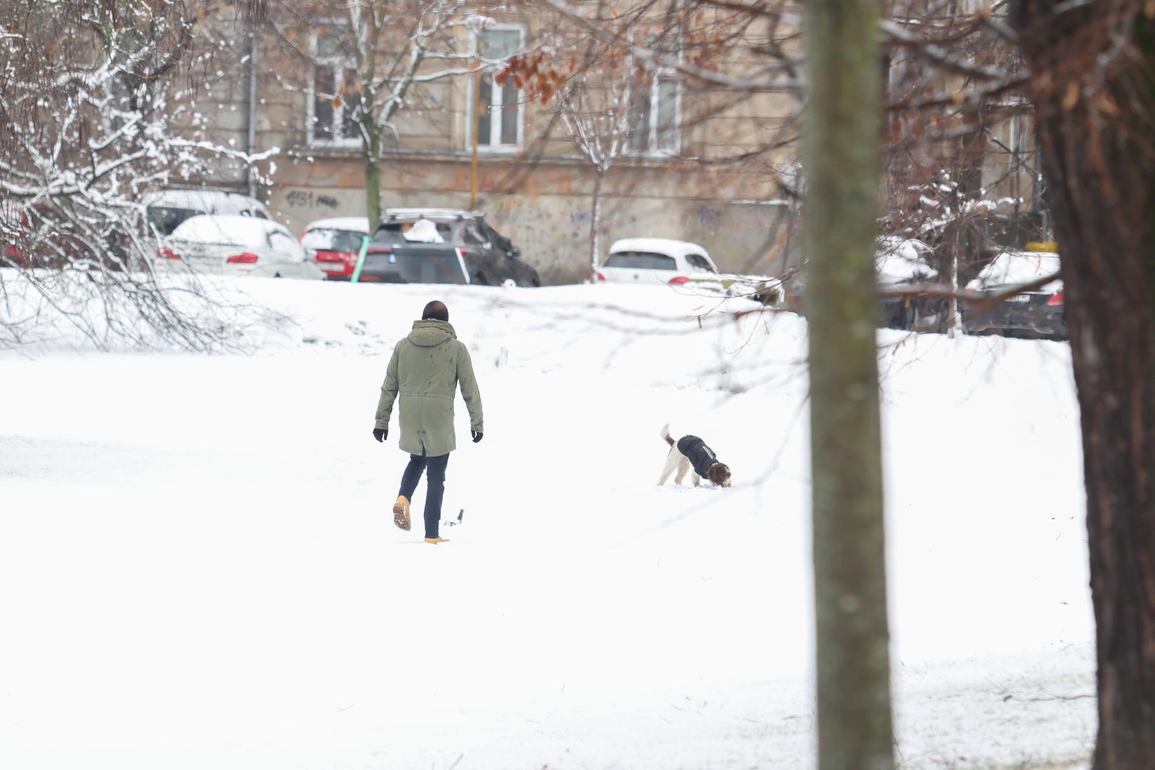 Osijek se trećeg dana 2026. godine probudio pod debelim bijelim pokrivačem. Kiša koja je sinoć snažno padala tijekom noći je prešla u gusti snijeg, pa su gradske ulice i pločnici u kratkom roku zabijeljeli. Ceste su jutros većinom još neočišćene, zbog čega se vozačima savjetuje dodatni oprez u prometu. Dok snijeg donosi poteškoće u prometu, najviše će mu se, bez sumnje, razveseliti najmlađi, kojima je jutro donijelo pravo zimsko iznenađenje.