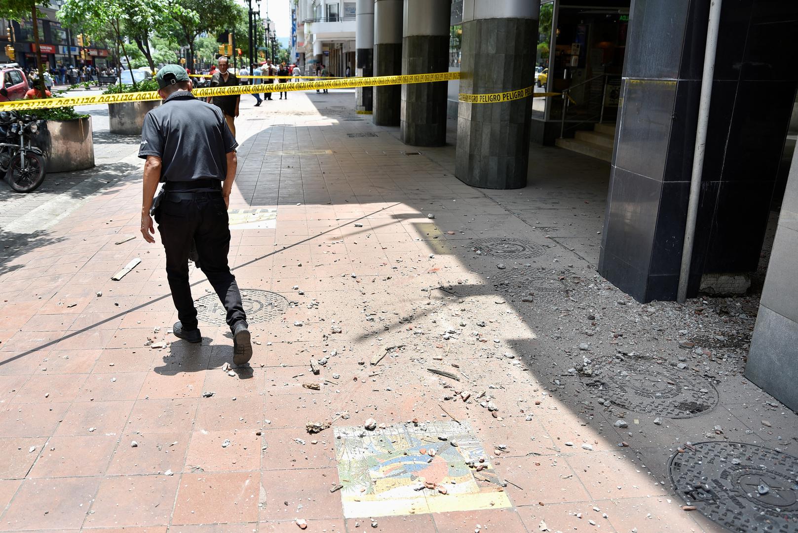 A man passes by debris following an earthquake in Guayaquil, Ecuador March 18, 2023. REUTERS/Vicente Gaibor Del Pino Photo: VICENTE GAIBOR DEL PINO/REUTERS