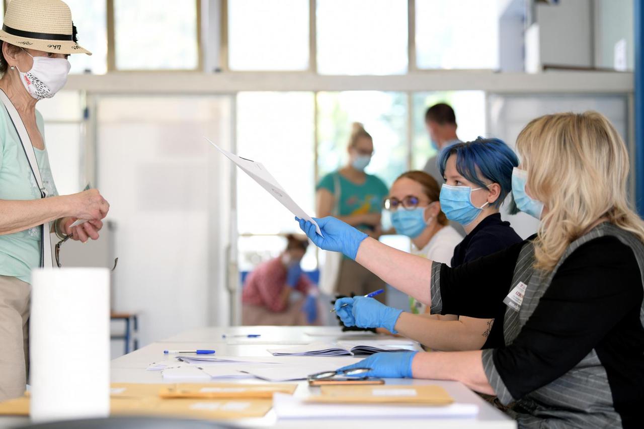 Zagreb: Građani izlaze na birališta kako bi dali svoj glas za zastupnike Hrvatskog sabora