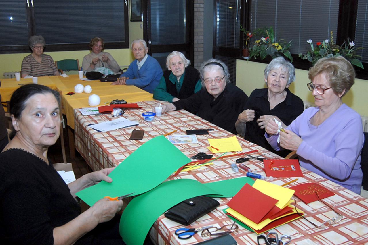 \'10.12.2010., Sisak - Brojni korisnici Doma za stare i nemocne u dnevnom boravku provode svoje slobodno vrijeme. Photo:Nikola Cutuk/PIXSELL\'