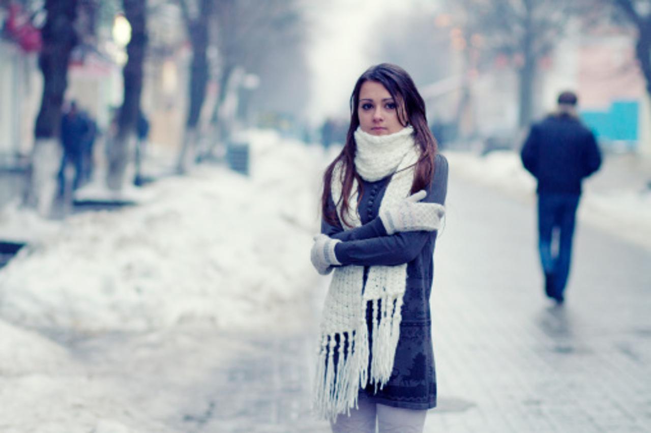 djevojka na hladnoći