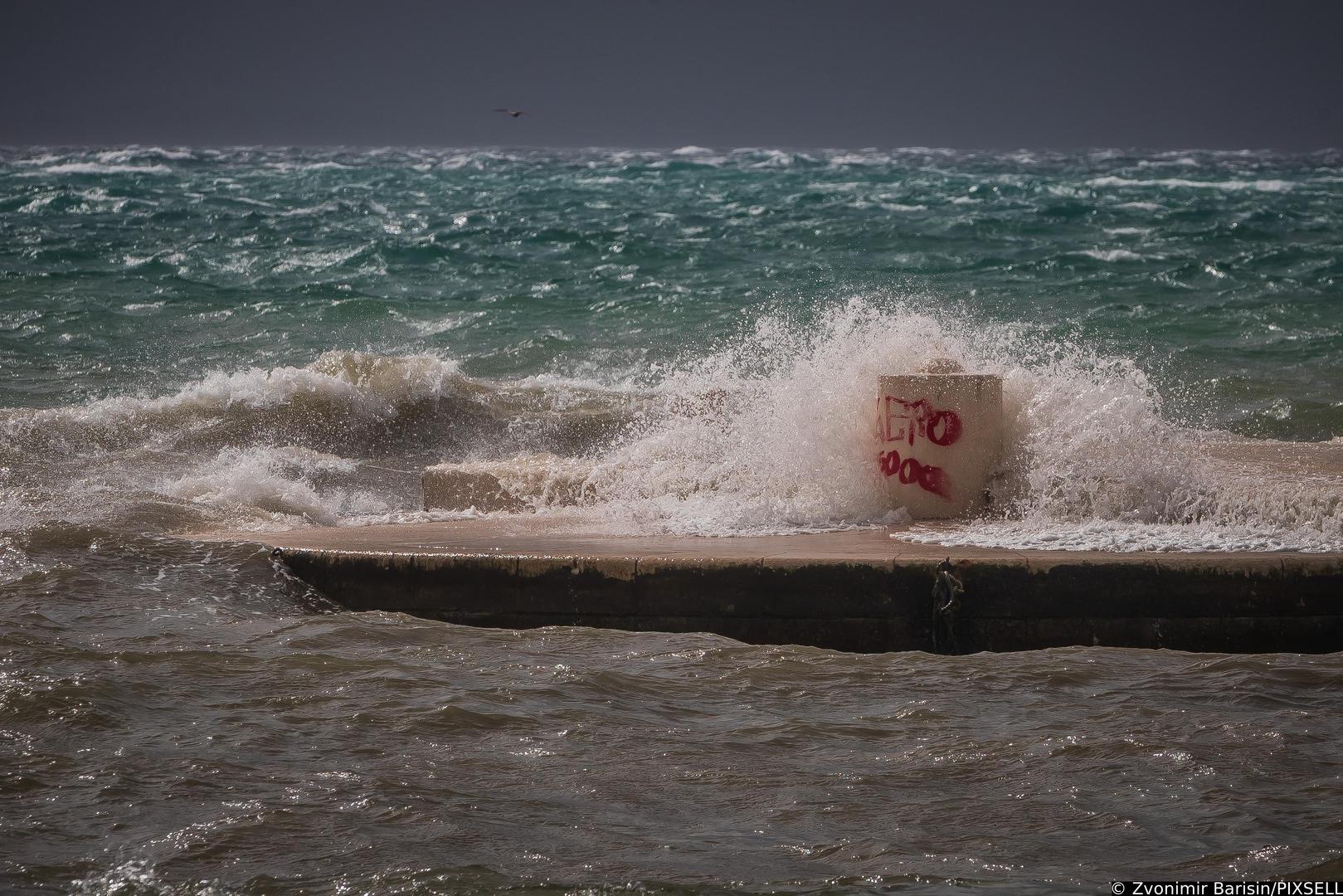 Orkansko jugo u Splitu potopilo je rivu i stvorilo probleme u pomorskom prijevozu. 