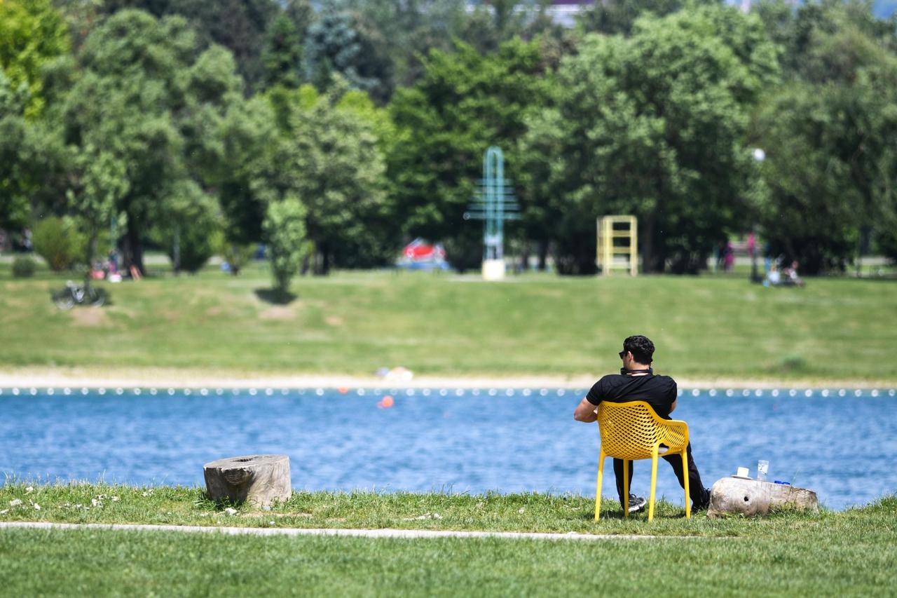 Građani iskoristili sunčan i topao dan za odmor i rekreaciju uz jezero Jarun