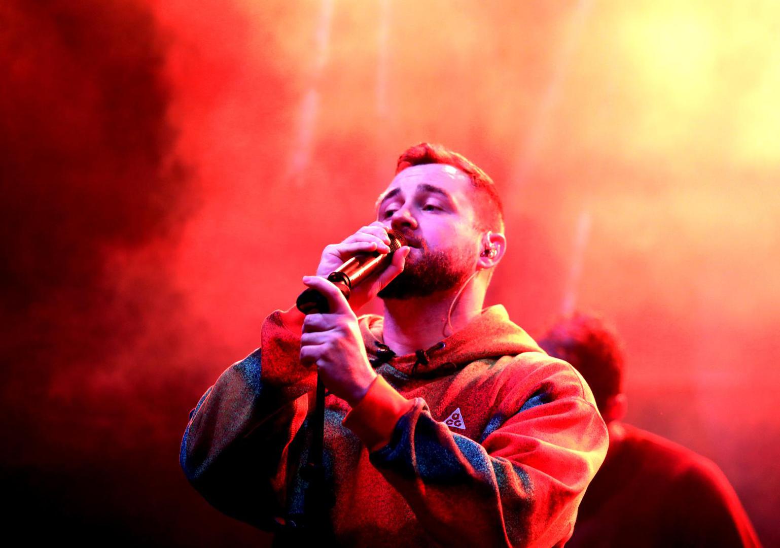 Šibenčane i njihove goste zabavljao je pjevač Matija Cvek. 