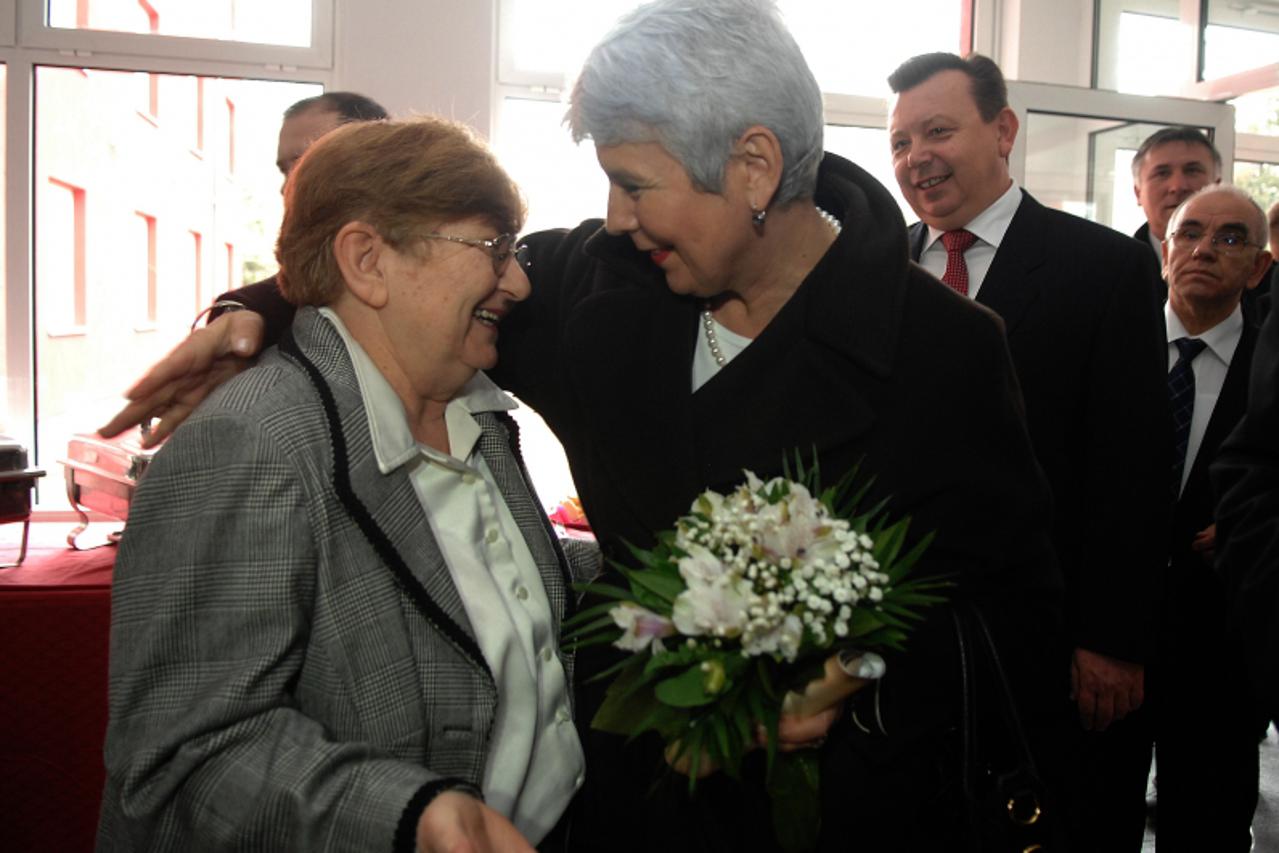 '16.03.2011,Vukovar,Hrvatska,premjerka jadranka kosor otvorila je djacki dom u vukovaru,Jadranka Kosor i Vesna Bosanac Photo: Marko Mrkonjic/PIXSELL'