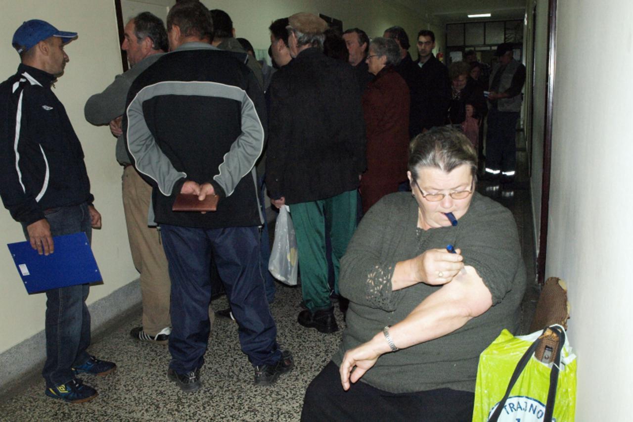 'Podravina-bilogora, 12.5.2010. Grubisno Polje Cekajuci pred ulazom u Agenciju s desecima drugih seljaka, Dragica Stankic je vrijeme iskoristila za ubrizgavanje inzulina Michael Palijan / VLM'