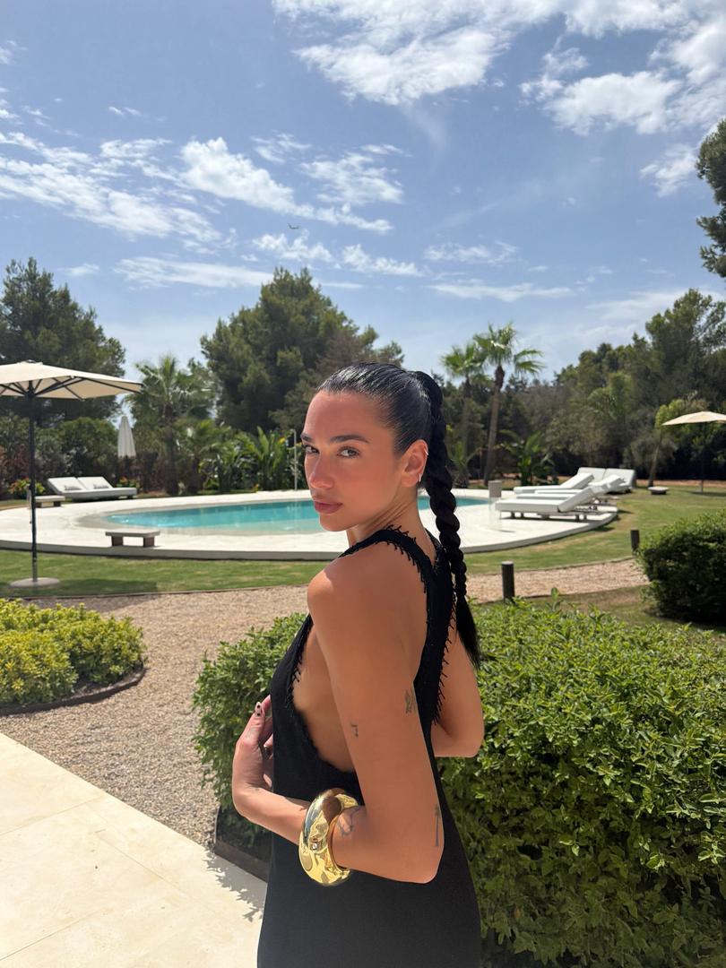 Jedna od najvećih glazbenih zvijezda današnjice, Dua Lipa, danas slavi svoj 31. rođendan. Rođena 1995. godine u Londonu, postala je simbolom moderne pop kulture, no njezin životni put daleko je od tipične priče o uspjehu.