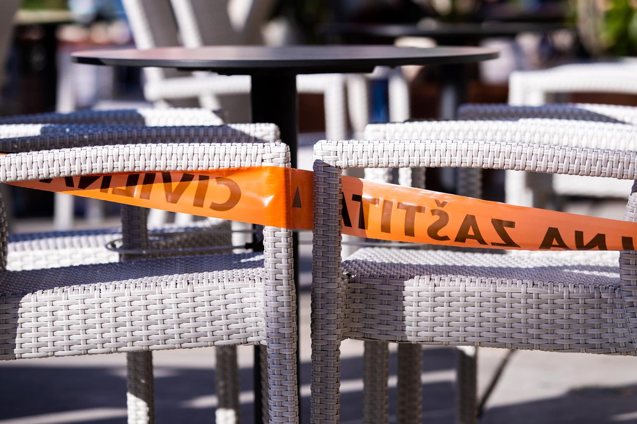 Ograđene terase kafića na splitskoj rivi