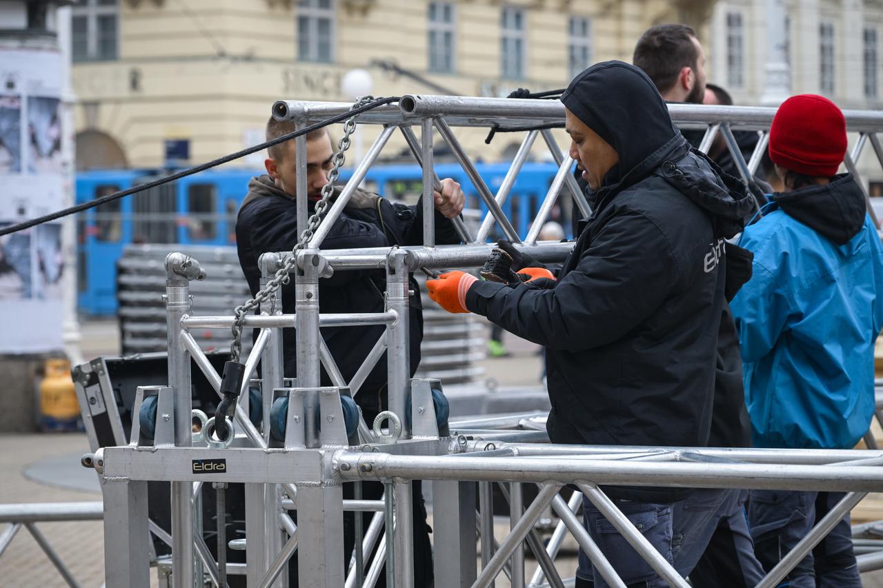 Zagreb: Postavljanje bine na glavnom Trgu gdje će biti organiziran doček rukometaša