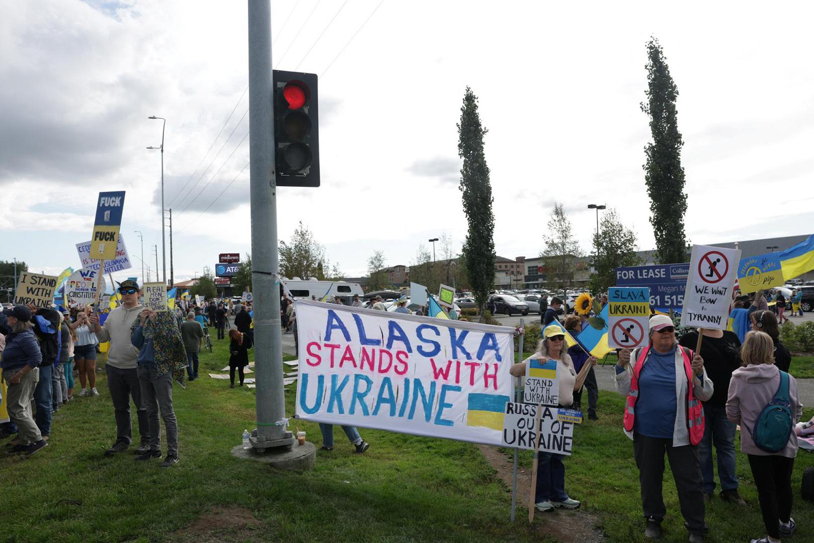 SENSITIVE MATERIAL. THIS IMAGE MAY OFFEND OR DISTURB    Pro-Ukraine supporters take part in the "Alaska Stands with Ukraine" rally near Seward Highway in Anchorage, Alaska, U.S., August 14, 2025. REUTERS/Jeenah Moon Photo: JEENAH MOON/REUTERS
