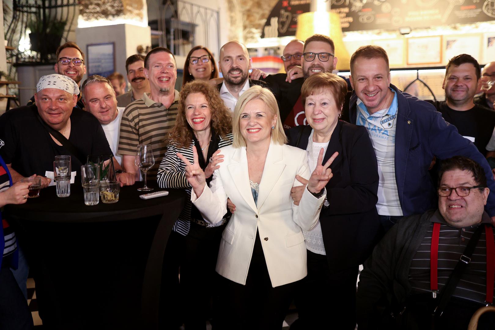 Euforija vlada i u stožeru Ive Rinčić u Rijeci, gdje prema izlaznim anketama vodi s 39,85% glasova, ostavljajući iza sebe nezavisnog Marka Filipovića i SDP-ovu Sandru Krpan. Rinčićini suradnici slave rezultat koji vide kao povijesni iskorak u riječkoj politici.