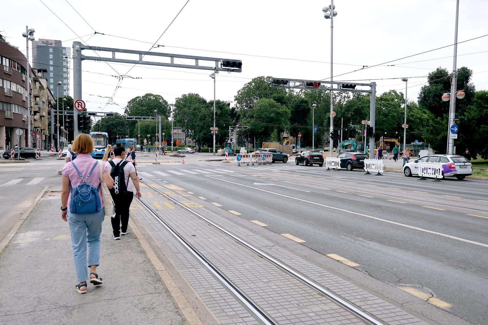 Da bi to učinili, moraju najprije skrenuti desno u Savsku te se, nakon pedesetak metara, polukružno okrenuti i nastaviti prema jugu. Da ne bi bilo problema, nekoliko metara prije polukružnog skretanja postavljen je privremeni semafor.