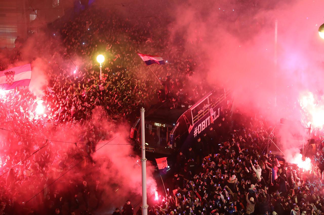 Zagreb: Vatreni stigli na trg