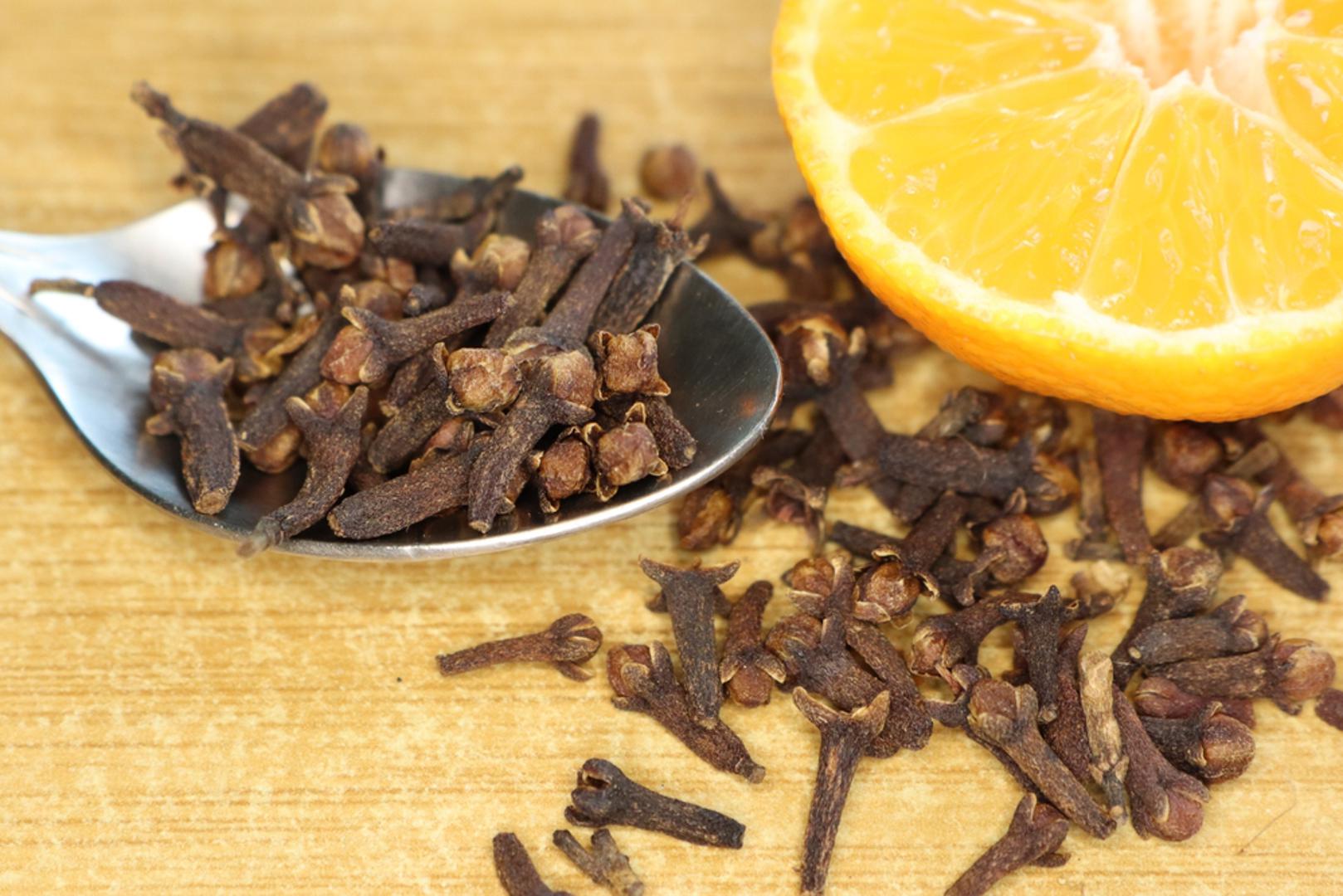 Narančina kora i klinčići: Kora naranče u kombinaciji s nekoliko klinčića može poslužiti kao prirodni osvježivač za hladnjak. Ova kombinacija daje blag, ugodan i topao miris koji može prekriti lakše neugodne note i učiniti unutrašnjost svježijom. Ipak, najbolje djeluje kao pomoćno sredstvo nakon što ste prethodno uklonili pravi izvor neugodnog mirisa.