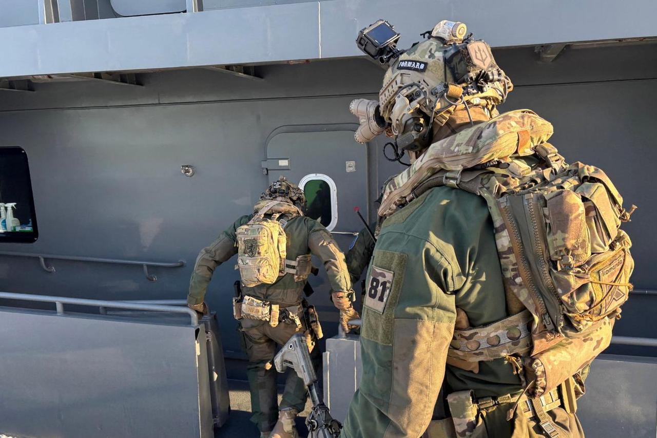 Estonia conducts operation aimded at detaining a ship heading for Russia suspected of smuggling