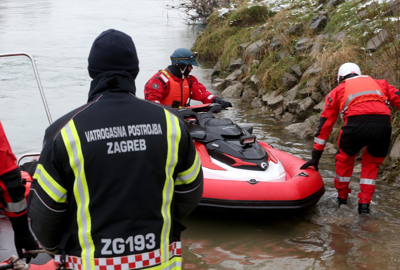 16.01.2025., Zagreb - Vatrogasci, policija, HGSS i Civilna zastita uz rijeku Savu kod toplane nastavljaju s potragom za nestalim dijetetom. Photo: Zeljko Lukunic/PIXSELL