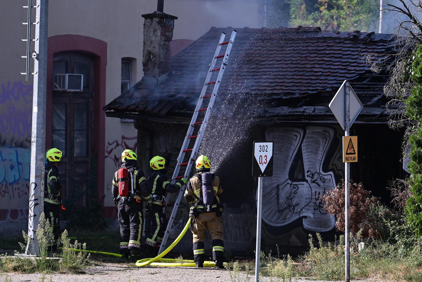 Gorjela je baraka površine oko 25 četvornih metara, a požar je, prema informacijama Javne vatrogasne postrojbe Grada Zagreba, ugašen oko 16.30 sati, pišu 24sata.