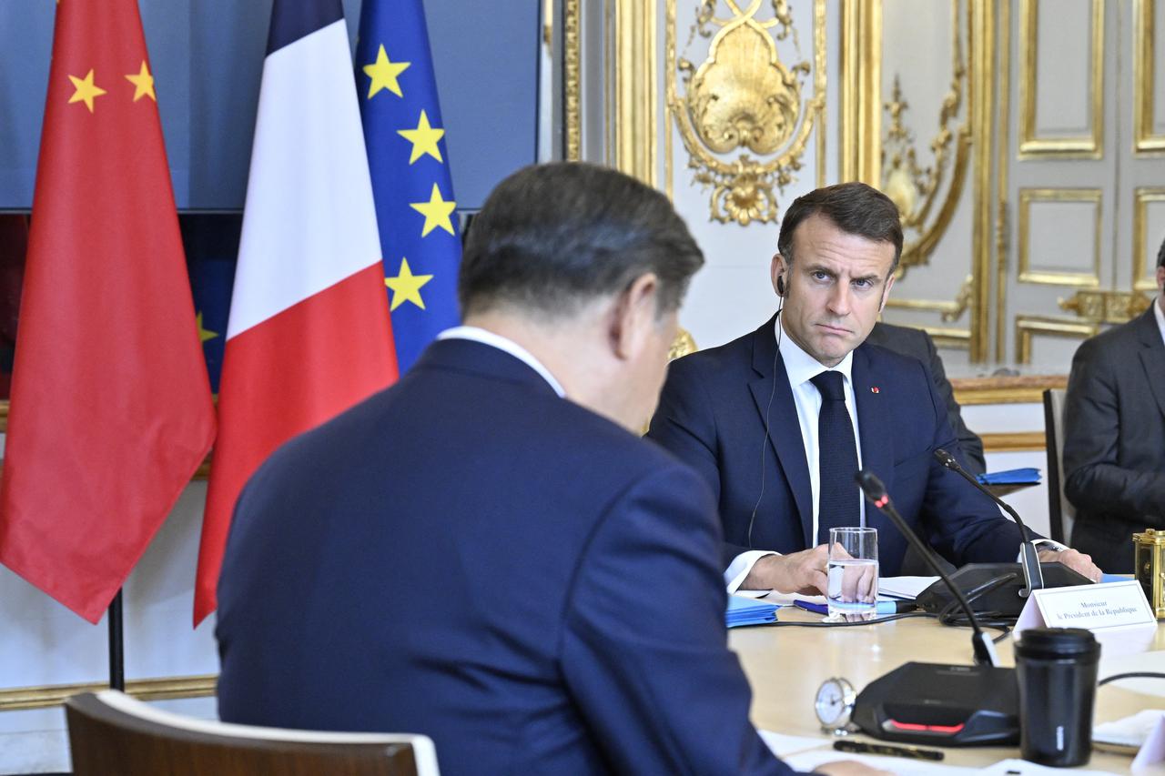 Le président Emmanuel Macron reçoit Xi Jinping, secrétaire général du Parti communiste chinois à l'Elysée à Paris