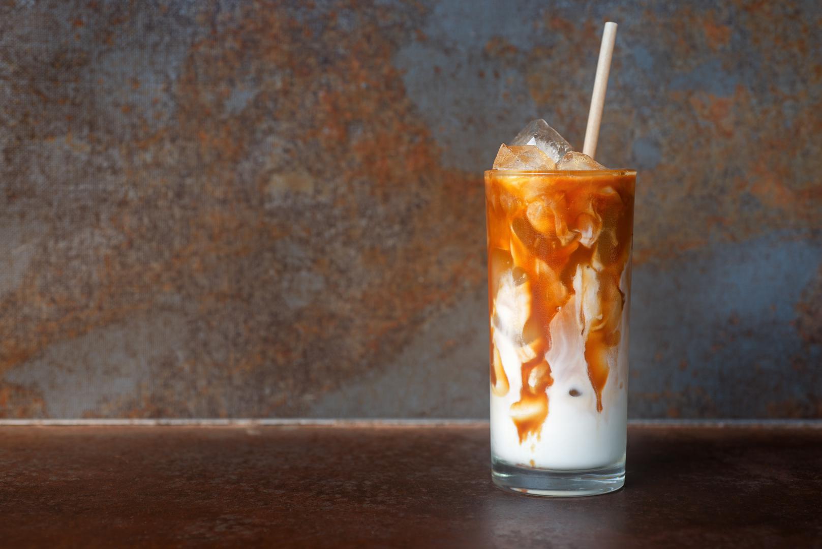 4. Ledeni latte, kako mu i ime kaže, pravi se od espressa, puno mlijeka i leda, a savršen je izbor za one koji vole blage i kremaste mliječne napitke. Napunite čašu ledom i ulijte 1-2 šalice ohlađenog espressa ili jake kave. Dodajte šalicu hladnog mlijeka, promiješajte i pustite da se okusi spoje.