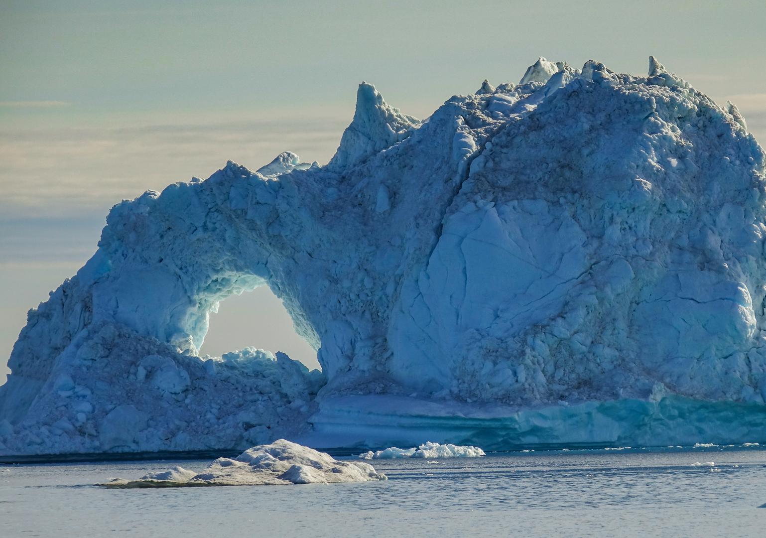 Prirodni fenomeni na Grenlandu jednako su čudesni kao i njegove legende. Sjeverno od Arktičkog kruga, sunce od kraja svibnja do kraja srpnja uopće ne zalazi, stvarajući fenomen poznat kao ponoćno sunce, koje pruža beskrajne sate danjeg svjetla za istraživanje. Suprotnost tome je polarna noć tijekom zime, kada se sunce mjesecima ne diže iznad horizonta, no tada nebo oživljava plesom Aurore Borealis, polarne svjetlosti koja obasjava tamni krajolik zelenim, ljubičastim i crvenim tonovima. 