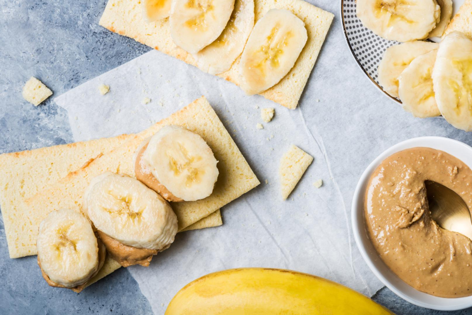 Jabuka ili banana s maslacem od kikirikija: Narezana jabuka ili banana uz malu količinu maslaca od kikirikija jednostavna je kombinacija slatkog okusa, vlakana, masti i nešto proteina. Birajte maslac od kikirikija bez velikih količina dodanog šećera i ponudite ga u maloj zasebnoj posudici u koju dijete može umakati voće. Prije slanja ove užine u školu svakako provjerite pravila škole o orašastim plodovima i moguće alergije među učenicima.