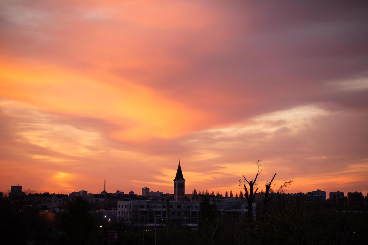 Čarobno svitanje nad Zagrebom