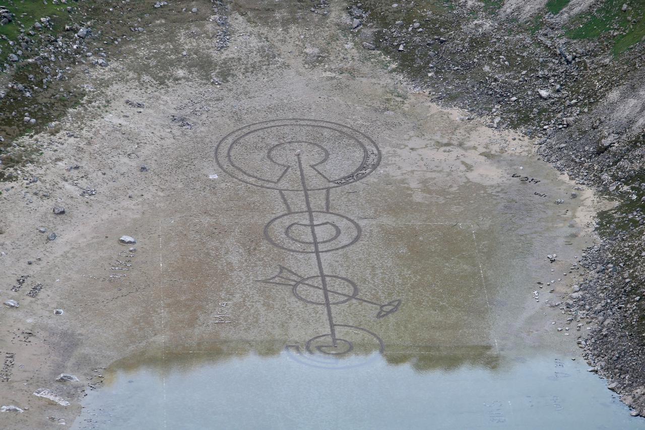 Imotski: Ocrtani krugovi na dnu Modrog jezera