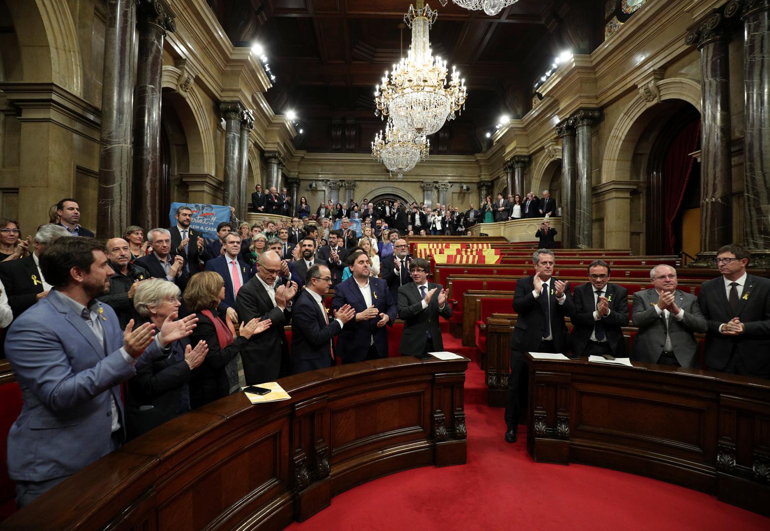 Oduševljenje se prolomilo ispred parlamenta a zastupnici koji su izglasali nezavisnost zapjevali su unutra katalonsku himnu.