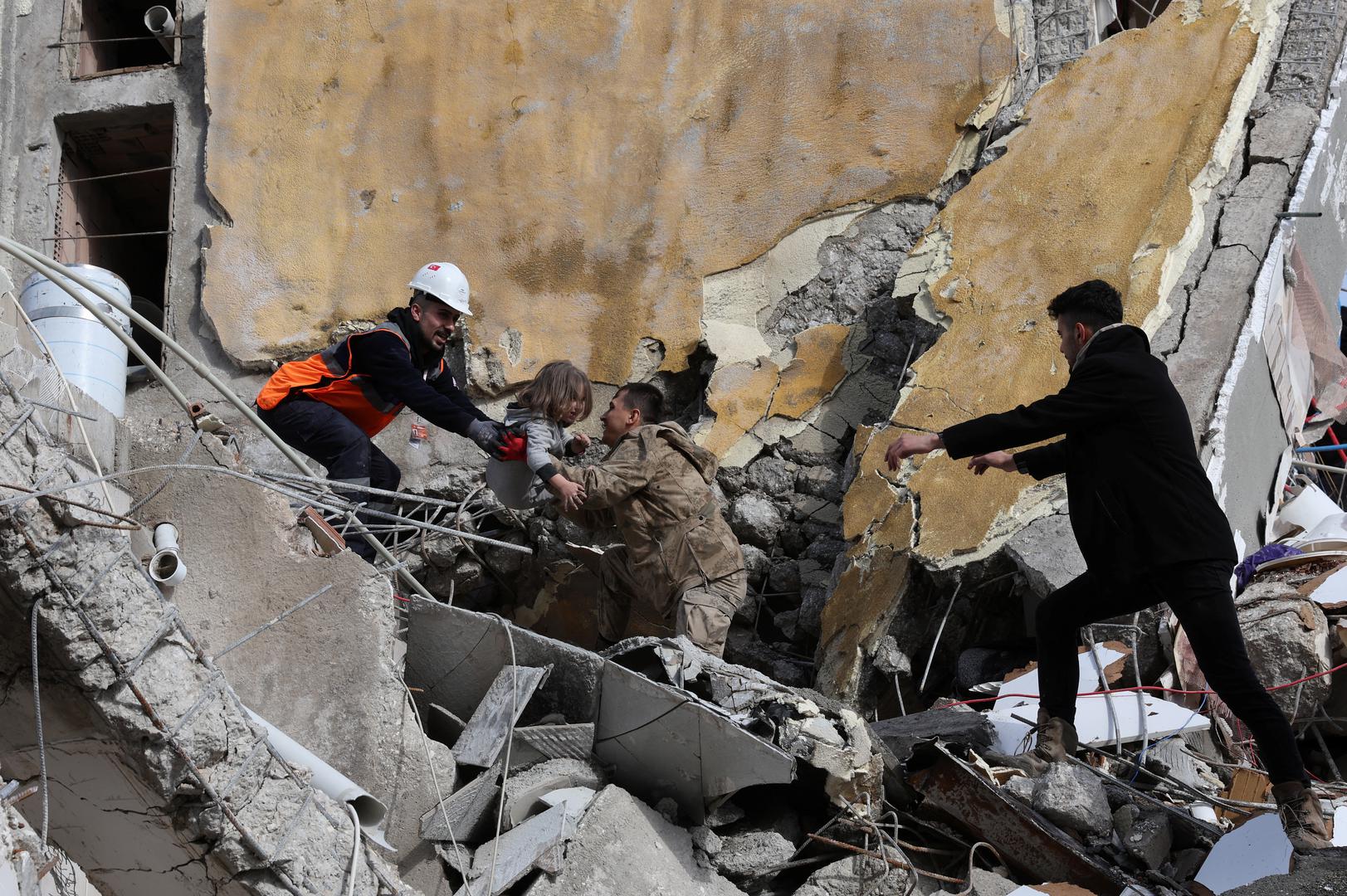 Muhammet Ruzgar, 5, is carried out by rescuers from the site of a damaged building, following an earthquake in Hatay, Turkey, February 7, 2023. REUTERS/Umit Bektas Photo: UMIT BEKTAS/REUTERS