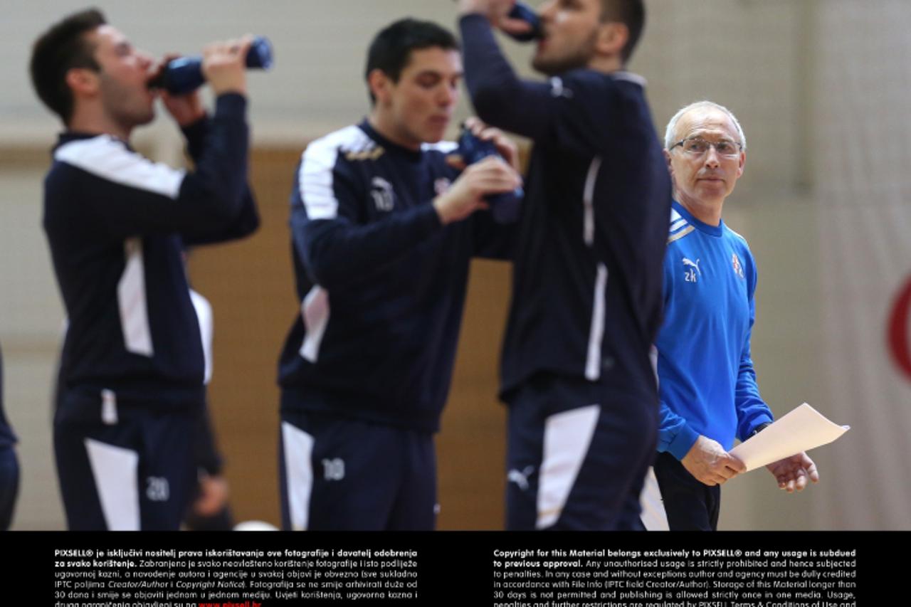 '07.01.2013., Sesvete - Zbog radova na maksimirskom stadionu, koji ce potpuno obnoviti unutrasnjost juzne tribine odnosno svlacionice i popratne sadrzaje, igraci GNK Dinamo su trenirali terenu NK Radn