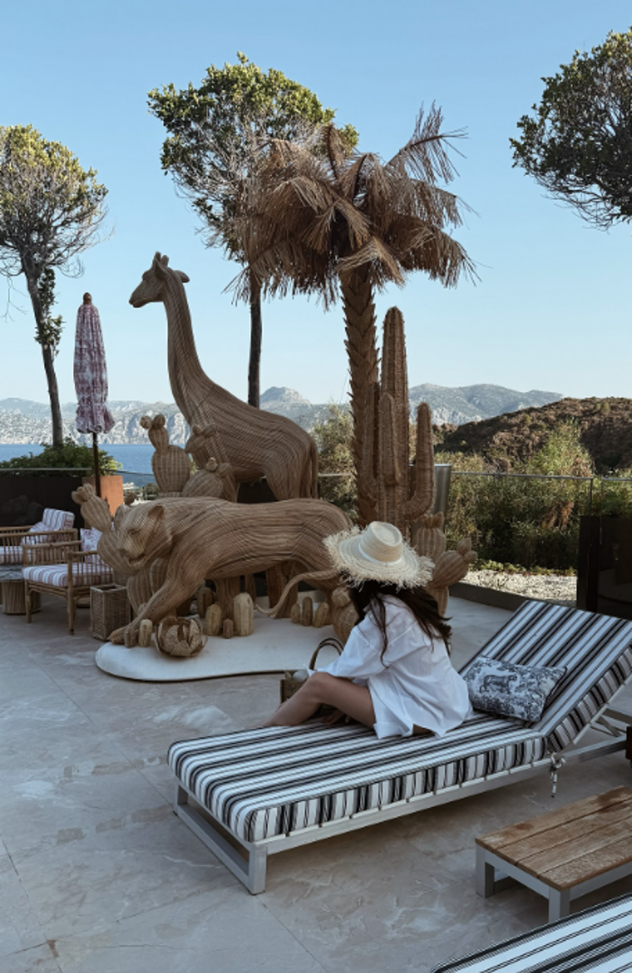 Helena je također pokazala da su uživali u luksuznom ljetovanju, boraveći u prestižnim resortima i opuštajući se na predivnim plažama, a ti prizori mnoge su oduševili.