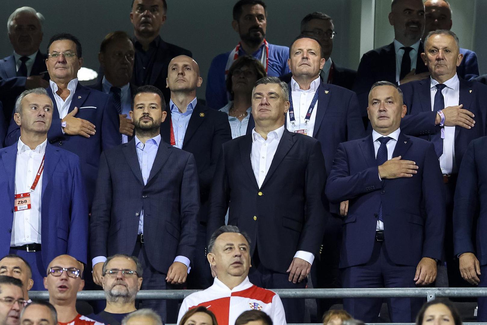 Tu se još nalaze i predsjednik Zoran Milanović te Dejan Savićević, predsjednik nogometnog saveza Crne Gore. 