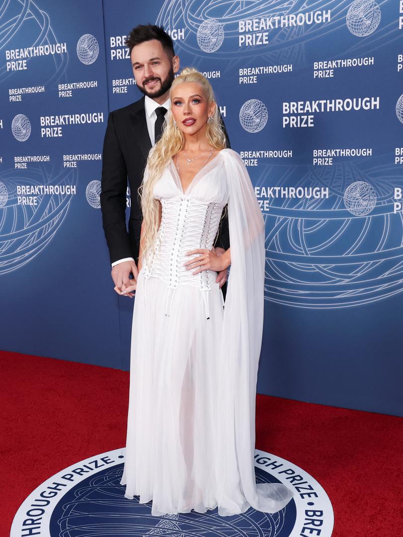 Društvene mreže preplavili su negativni komentari razočaranih fanova koji su nastup opisali kao "najgori ikad" i "jeftin", ističući lošu rasvjetu i skraćene verzije pjesama.