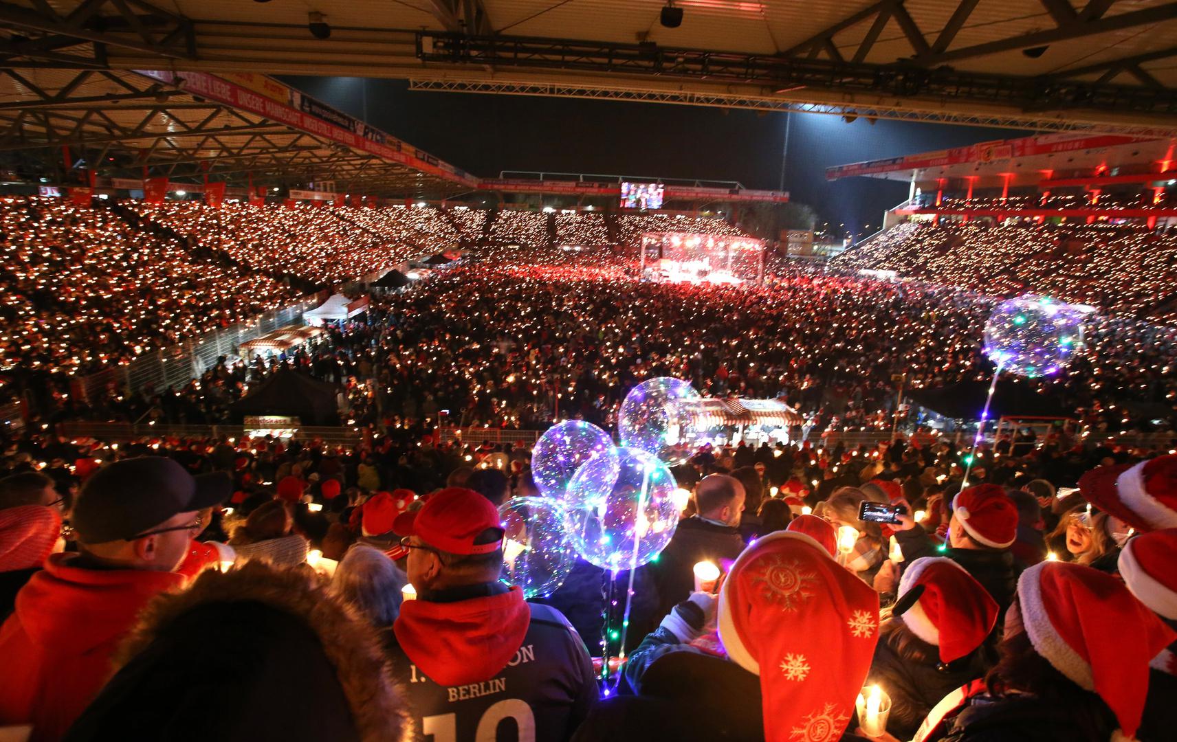 Gotovo 30.000 navijača tog njemačkog drugoligaša se okupilo na stadionu i pjevalo božićne pjesme.

