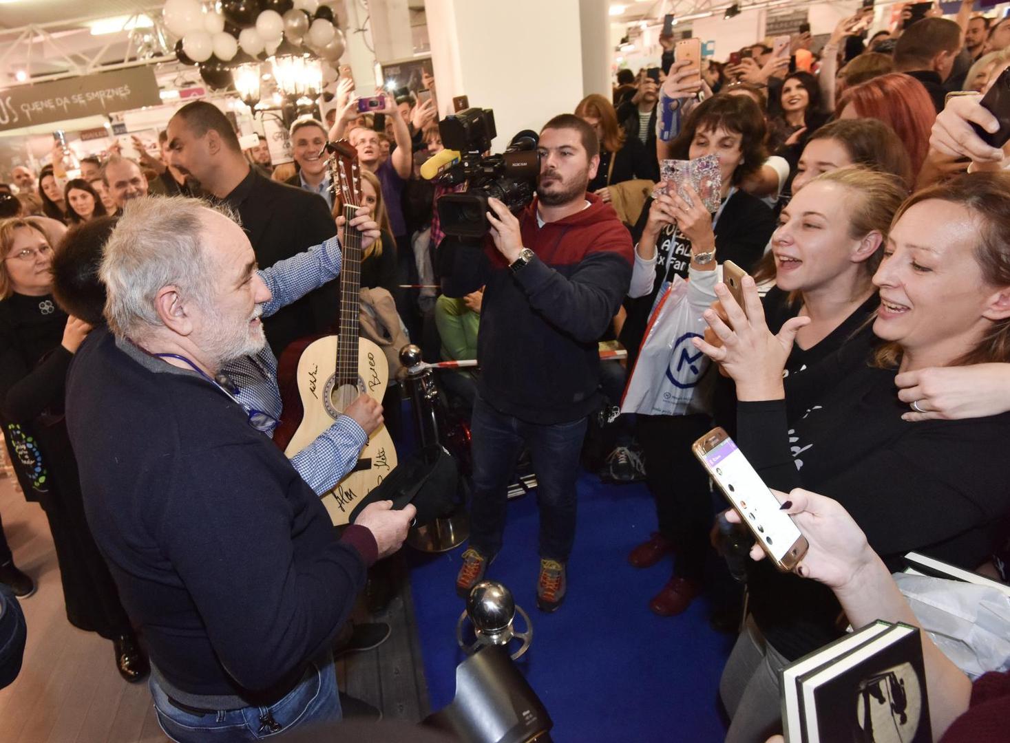 Legendarni je pjevač na potpisivanje knjige kasnio nekoliko sati no to nije smetalo stotine fanova.