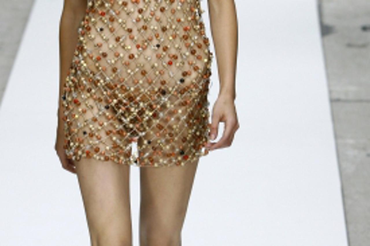 'moda mrsavost anoreksija A model wears a creation for Topshop\'s Unique collection at their Spring/Summer 2008 show for London Fashion Week September 14, 2007.         REUTERS/Luke MacGregor (BRITAIN