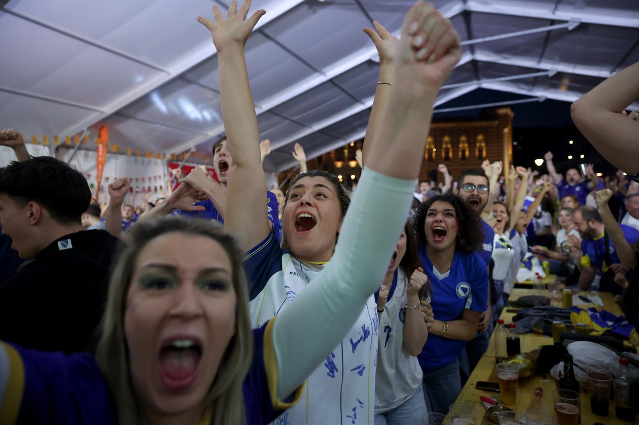 Nakon izborenog plasmana na natjecanje, reprezentacija BiH otvorila je turnir protiv jednog od domaćina i rano povela s 1:0, što je izazvalo veliko slavlje među okupljenim simpatizerima u glavnom gradu.