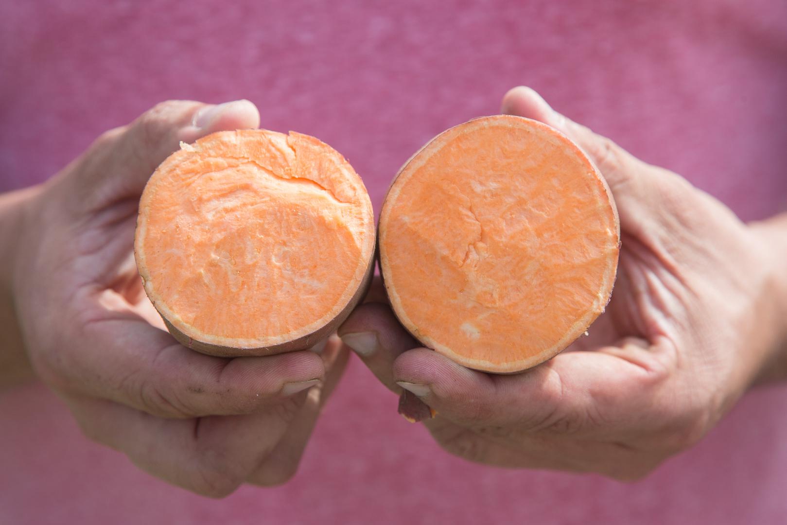 6. BATAT - Kao i naranče, slatki krumpir je također pun vitamina C koji izglađuje bore. Studija je otkrila da su volonteri koji su konzumirali oko četiri miligrama C vitamina dnevno u tri godine smanjili pojavu bora za 11 posto. Visok sadržaj beta karotena ključan je za taj mladenački sjaj.