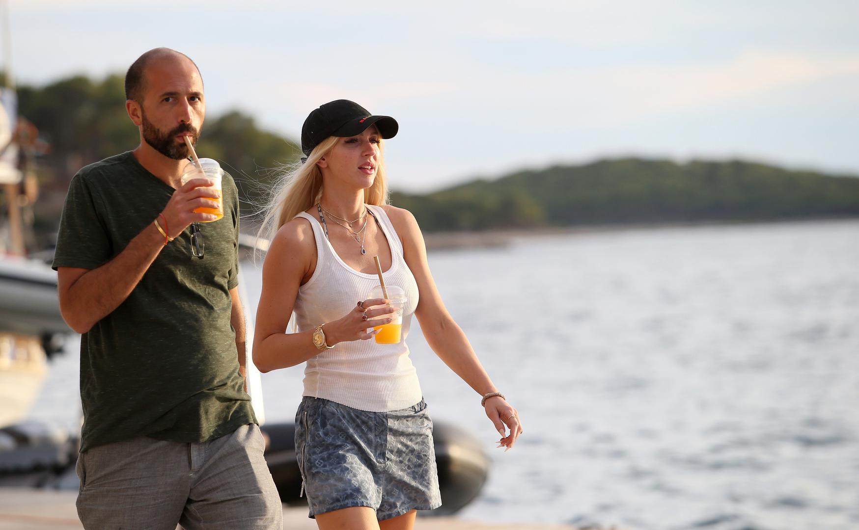 Zvijezda Netflixove serije Selling Sunset, Christine Quinn s mužem Christianom Richardom dan je provela na Hvaru.