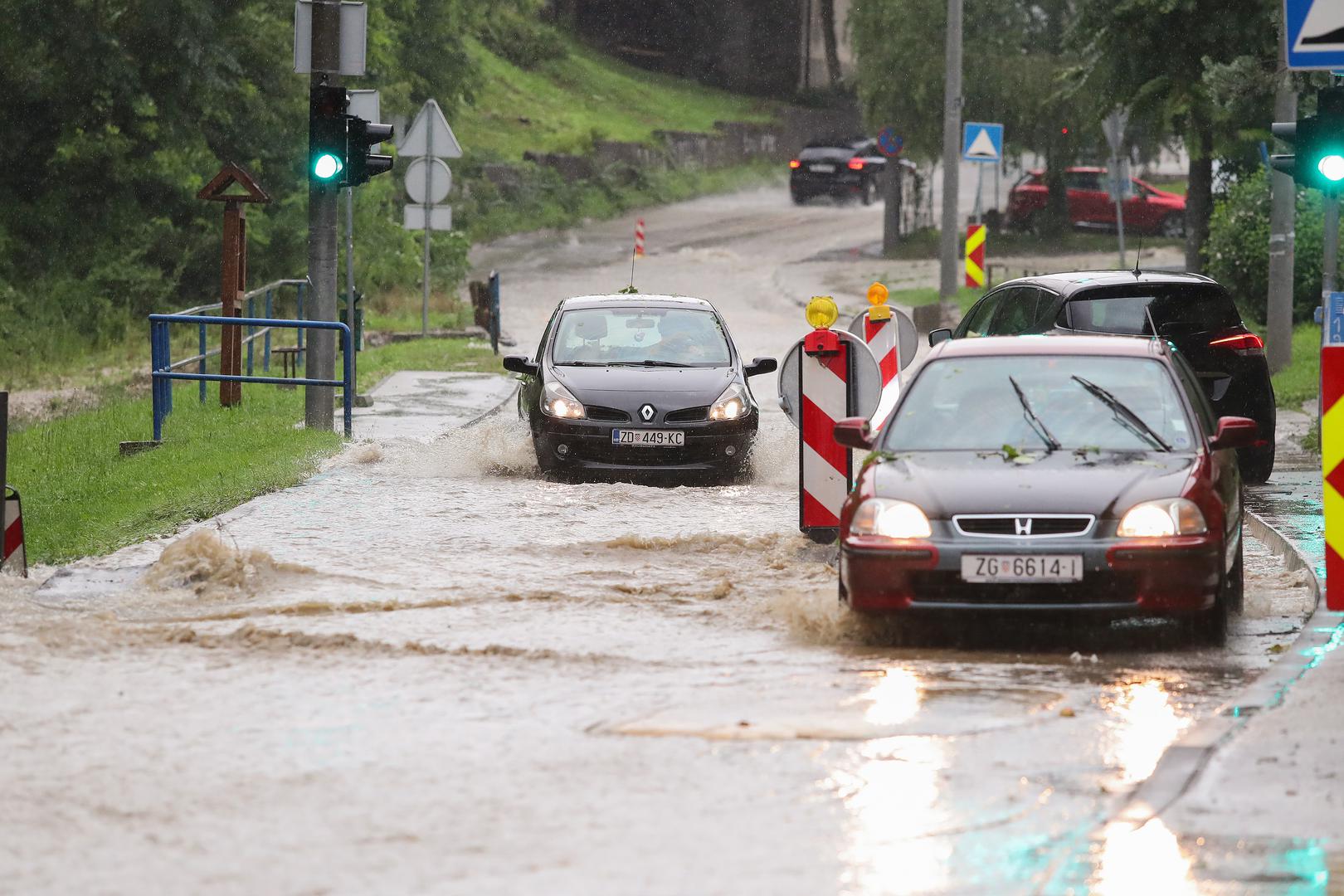 26.07.2020., Zagreb - Jako nevrijeme s kisom i tucom pogodilo je Crnomerec te je u ulici Fraterscica uzrokovalo vodenu bujicu i pucanje asfalta.  Photo: Luka Stanzl/PIXSELL