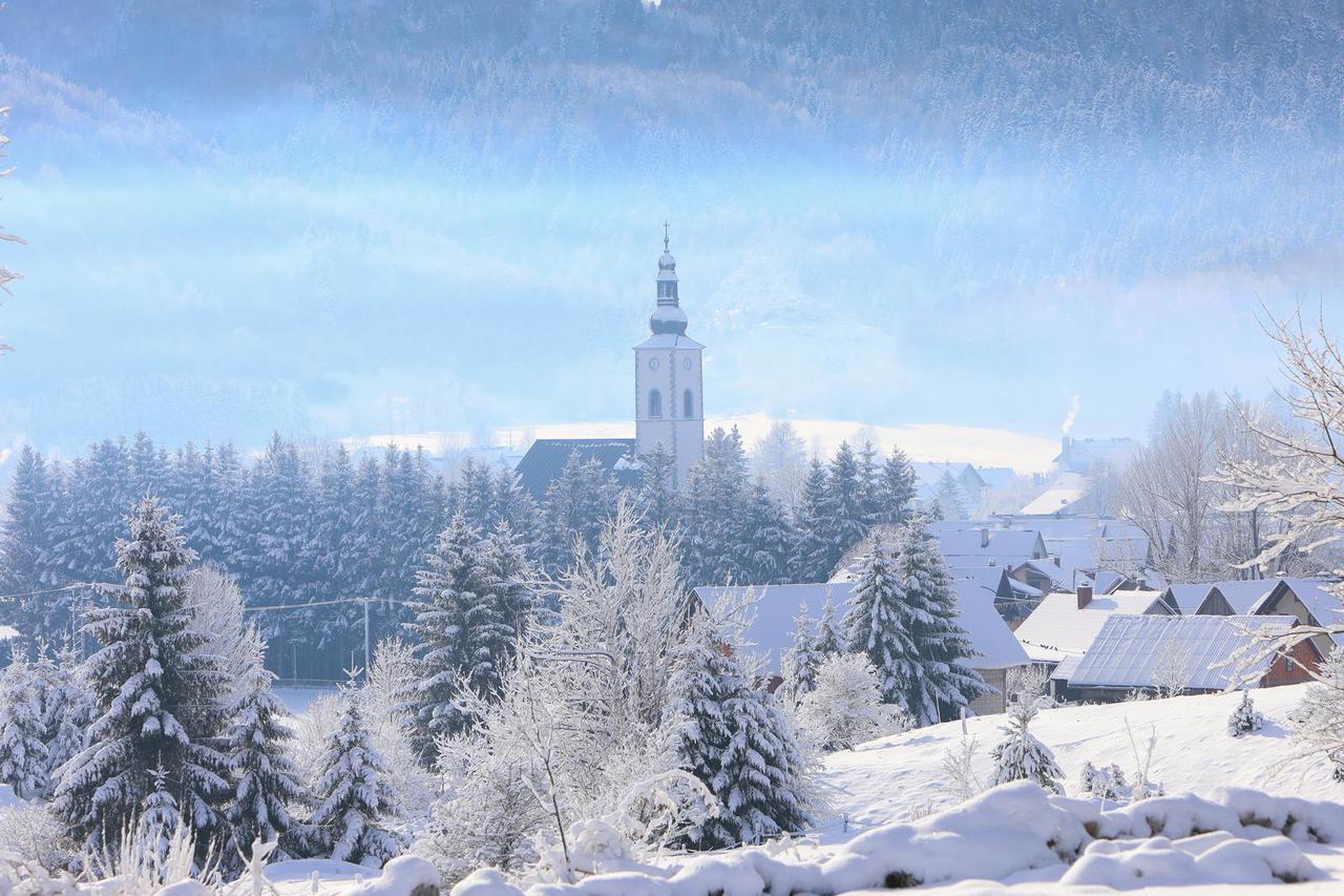 Snijeg privukao u Mrkopalj ljubitelje sanjkanja