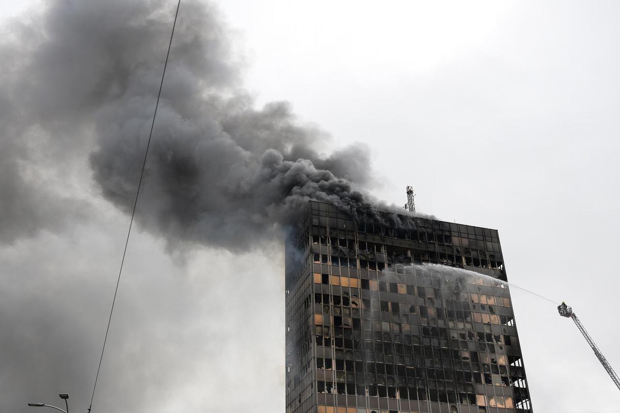 Zagreb: Ponovno je planuo požar na Vjesnikovoj zgradi 