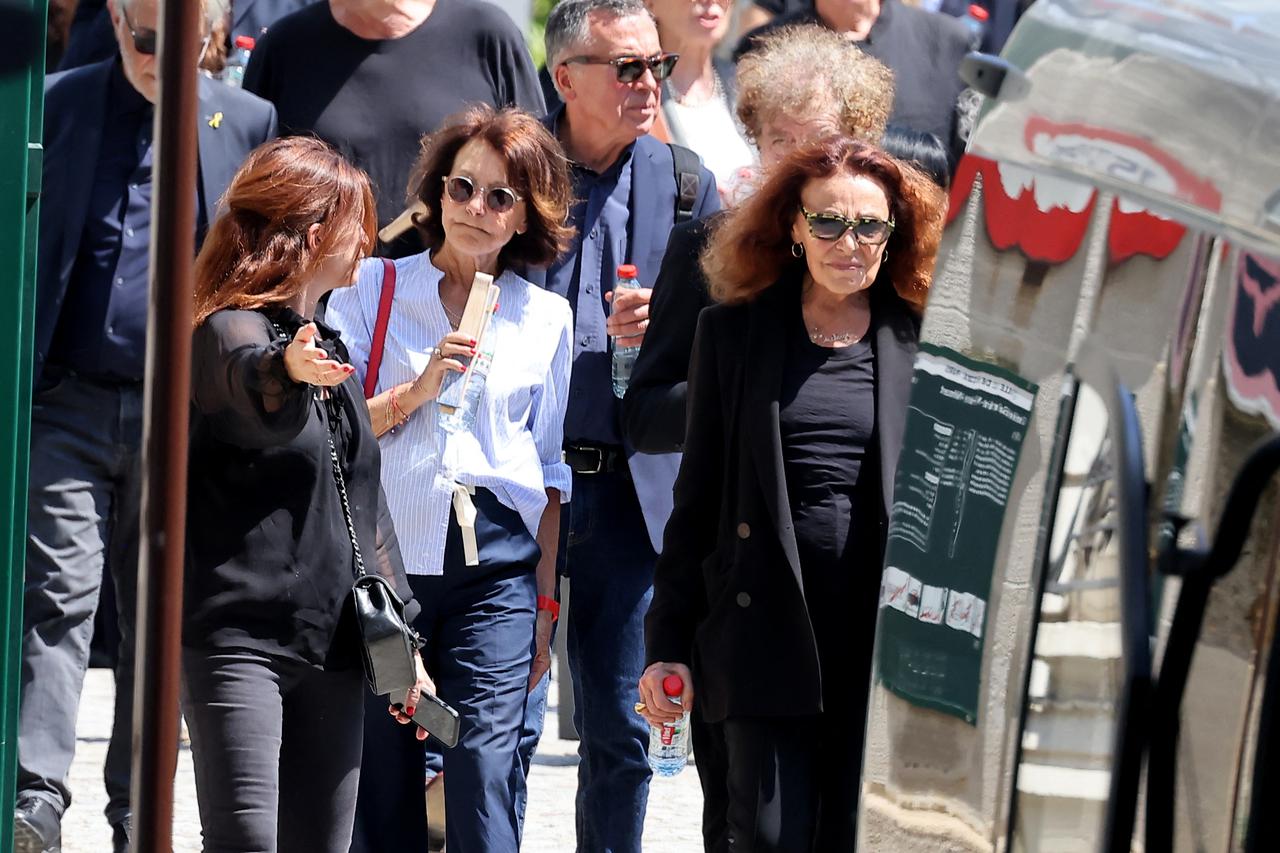 Exclusif - Obsèques dans la plus stricte intimité de Anouk Aimée au cimetière Saint-Vincent à Paris